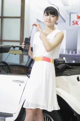 Han Ga Eun makes the call